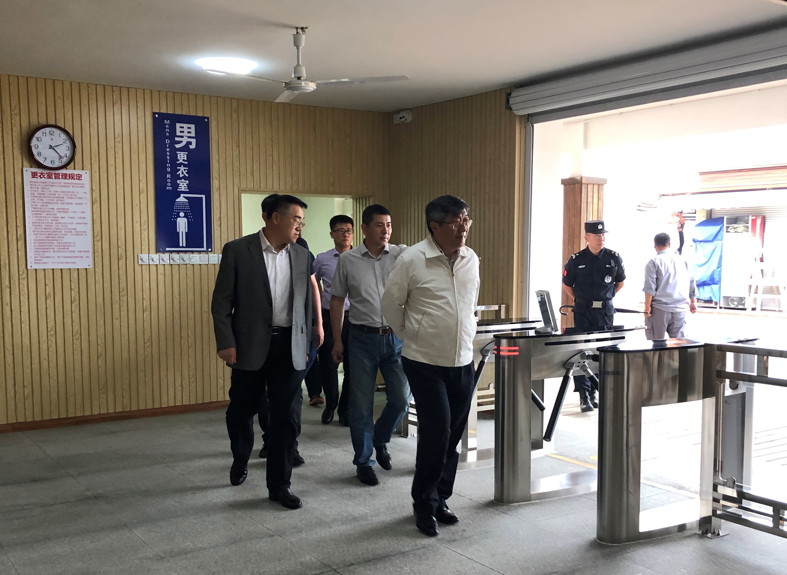 王董事长视察2横.jpg