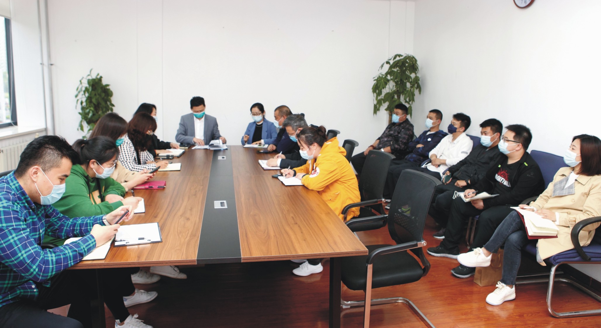 文体公司组织学习《习近平总书记给郑州圆方集团职工回信》(图1)