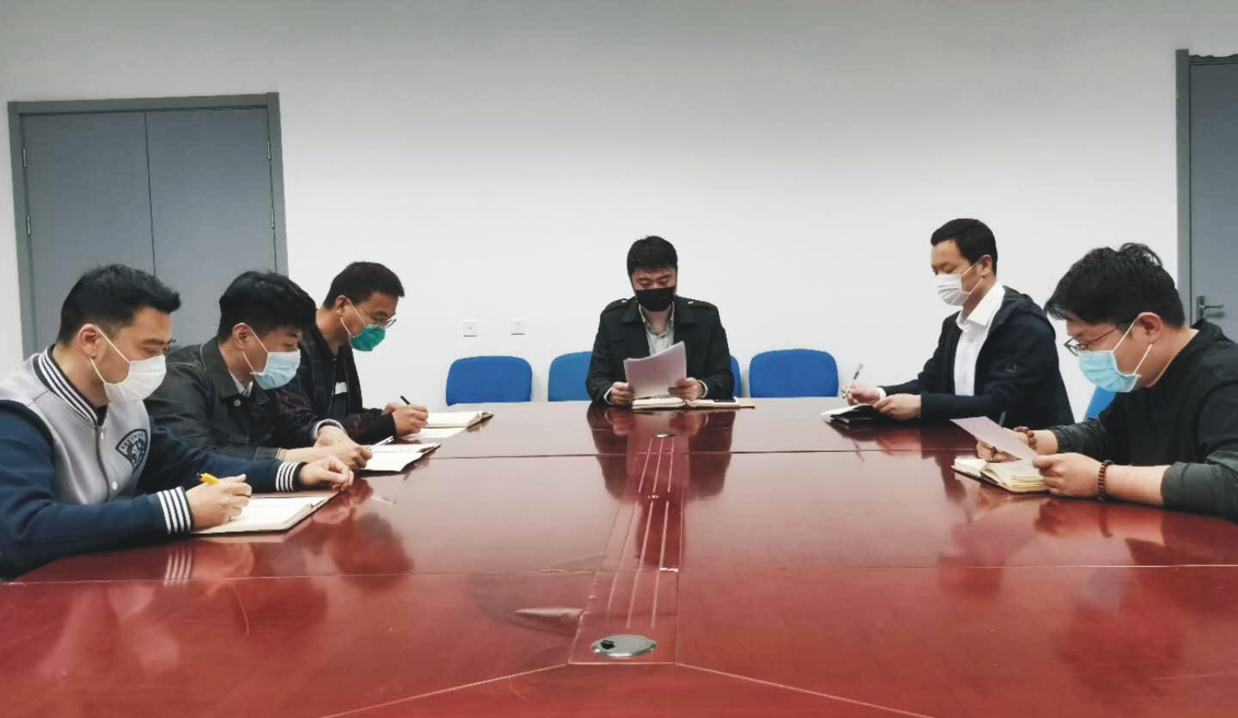 文体公司组织学习《习近平总书记给郑州圆方集团职工回信》(图2)