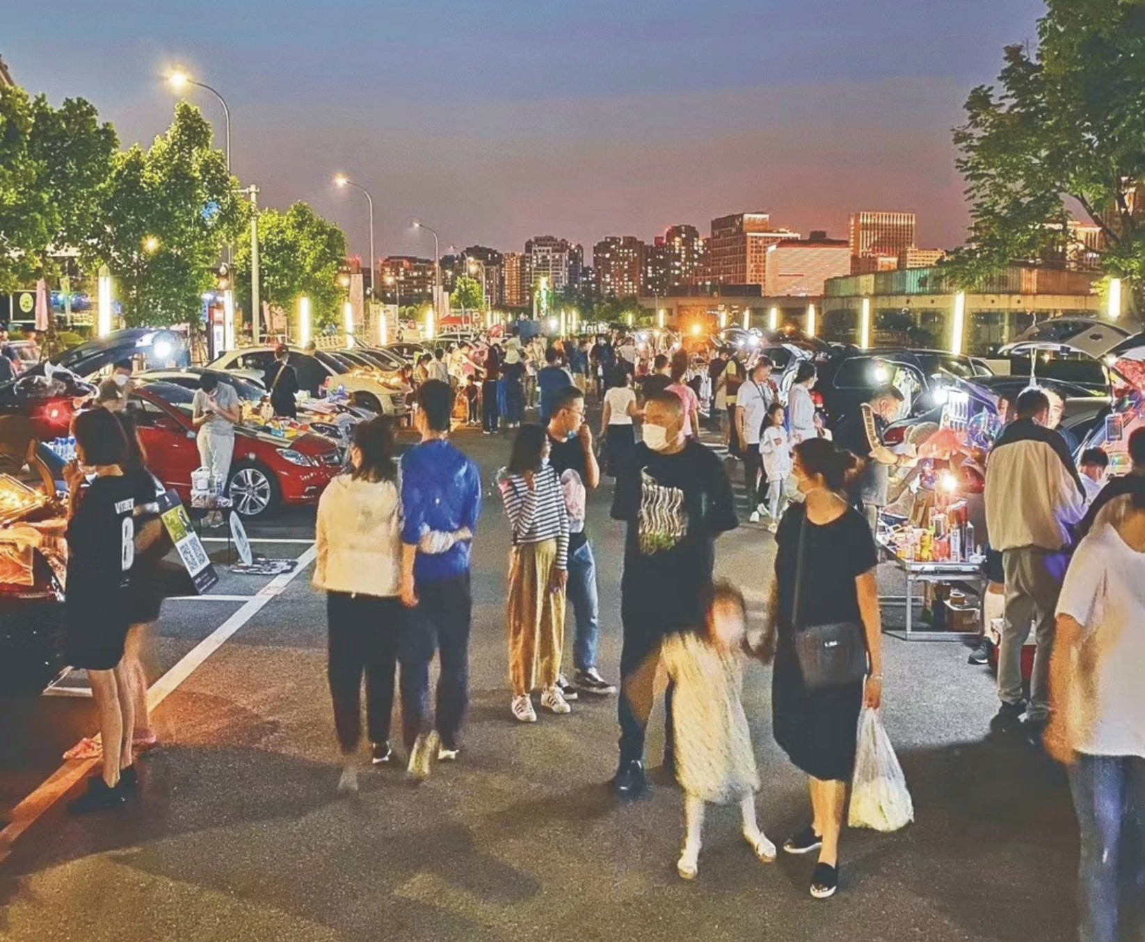 打造“地摊经济”新常态文体公司后备箱集市火爆开场(图1)