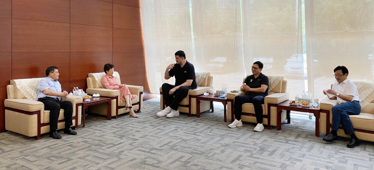 青岛市副市长栾新与CBA公司董事长姚明就CBA复赛相关工作交流座谈(图1)