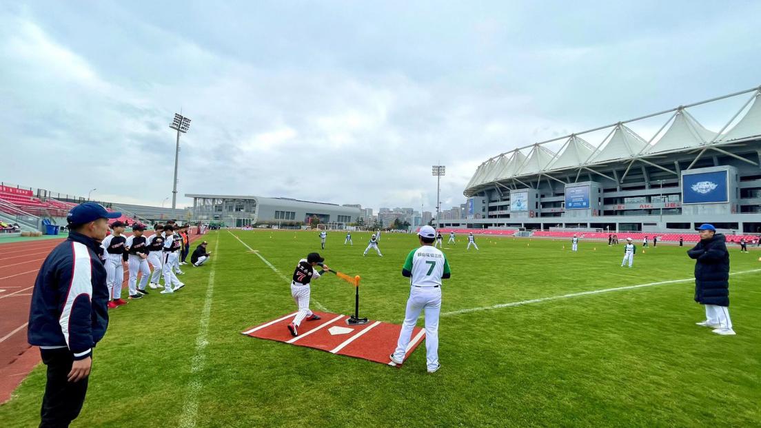 2020年青岛市中小学生游泳、羽毛球、棒（垒）球锦标赛顺利举办(图1)